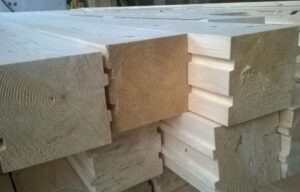 Брус естественной влажности или камерной сушки: особенности, преимущества и недостатки при строительстве деревянных домов