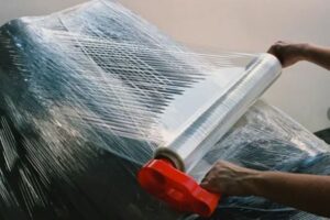 Как правильно использовать стрейч-пленку: от бытовых задач до промышленного применения