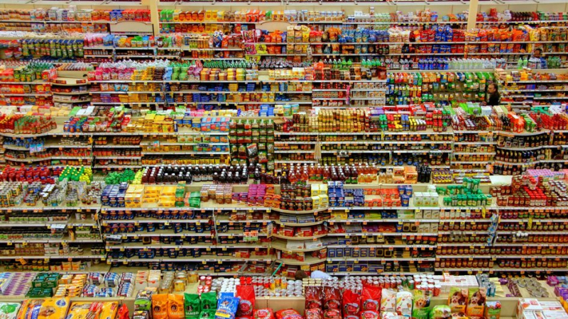 Россиянам рассказали, какие продукты и товары подешевеют летом